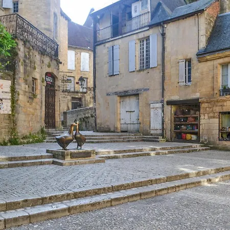 Holiday home Lovely In With Kitchen Cenac-et-Saint-Julien